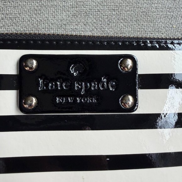 Kate Spade Zippered Wallet Black Cream Wellesley Patent Stripes - Picture 2 of 13